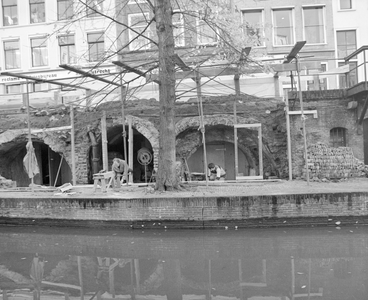 882190 Gezicht op de restauratie van de werfmuur en werfkelders onder de panden Nieuwegracht 2-2B te Utrecht.